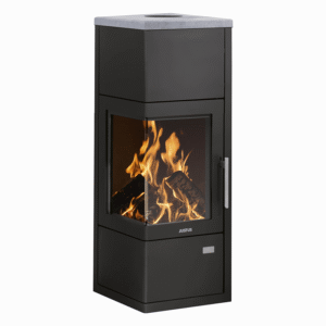 Justus Diego W+ Sort Stal peisovn, med en høy, elegant sort stålstruktur med et romslig glassvindu som viser livlige oransje og gule flammer fra brennende ved, en minimalistisk topp med steinfinish, og et metallhåndtak på siden.