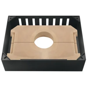 Justus Voga W+ E-Blok peisovn med varmeakkumuleringsstein, med en elegant sort keramisk finish, solid stålkonstruksjon og et moderne rektangulært design med et stort glassvindu, elegant plassert i en koselig stue for effektiv vedfyring og langvarig varme.