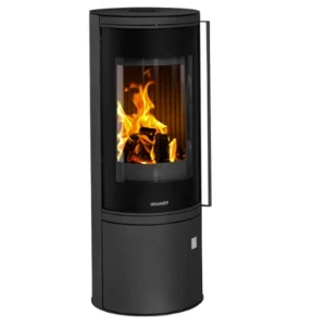 Oranier Arena 2.0 peisovn i sort stål med buet glassfront, viser klare flammer i et sylindrisk og moderne design.