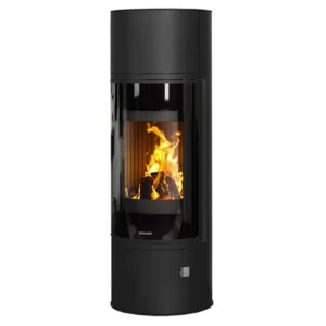 Oranier Arena (W+) 2.0 peisovn i sort stål med høy, slank kropp i matt svart finish, stort frontglass som viser klare guloransje flammer over vedkubber, lyst brennkammer med rillede sidepaneler, samt et lite sølvfarget håndtak og knapp nederst i fronten – et rent og elegant, moderne uttrykk.