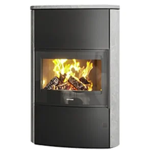 Oranier Feras W+ peisovn med sort ståloverflater og klebersteinsbekledning på sidene og toppen. Flammene skinner gjennom det store frontglasset, og ovnens rene linjer gir et moderne uttrykk.