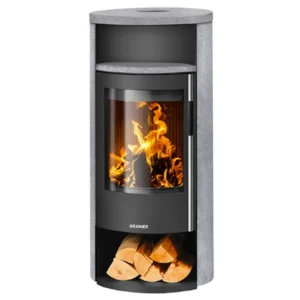 Oranier Polar Neo 6 Kleberstein er en peisovn med lys grå klebersteinsider og topp, stor glassfront som viser levende flammer, stålhåndtak på høyre side og vedrom nederst med pent stablet ved.