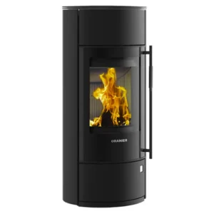 Oranier Polar Neo Blackline peisovn i sort stål med heldekkende glassdør som viser gule flammer, slankt vertikalt håndtak på høyre side og et minimalistisk design