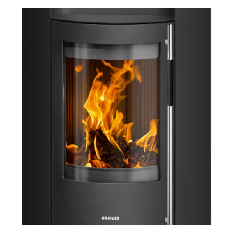 Oranier polar neo eck sort stål glassfront og flammer peisovn Stort panoramisk frontglass på Oranier Polar Neo Eck peisovn i sort stål, med livlige gul- og oransjefargede flammer som stiger over glødende vedkubber i et riflet brennkammer, innrammet av en stilren og moderne sort stålkropp med minimalistisk design
