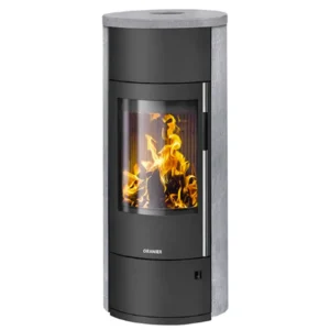 ORANIER Polar Neo Vantage W+ Kleberstein peisovn med svart stålkonstruksjon og klebersteinsbekledning på sider og topp. Den store glassdøren gir godt innsyn til flammene, mens det vertikale håndtaket i rustfritt stål og minimalistiske betjeningsknapper gir presis regulering