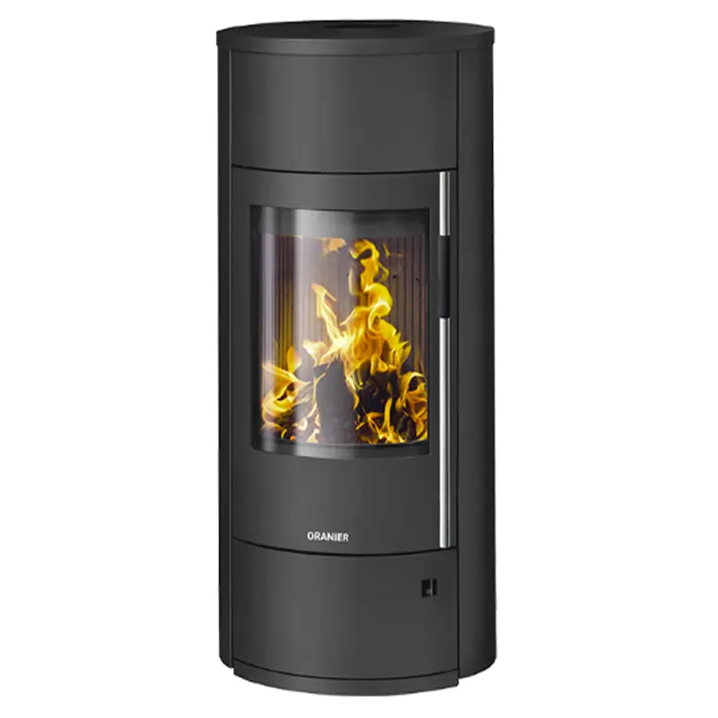 Oranier Polar Neo Vantage W+ peisovn i sort stål med moderne, rettlinjet design, stor frontglassdør med synlige flammer, slankt vertikalt håndtak i rustfritt stål på høyre side og en ren, matt svart overflate.