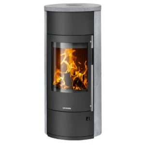 Frittstående Oranier Polar Neo W+ peisovn i matt svart stål med side- og toppkledning i kleberstein og stor glassdør som viser synlige flammer.
