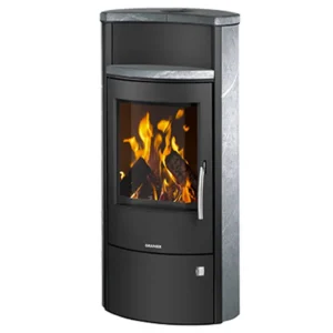Oranier Pori 7 kleberstein peisovn med stor panoramaglassdør som viser klare flammer, sort stålkropp, klebersteinsplater på sidene og toppen, og et slankt håndtak i rustfritt stål på høyre side.
