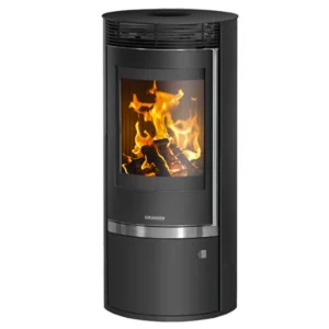 Sylindrisk peisovn i sort stål med stor glassdør som viser flammer; minimalistisk design med ORANIER-logo, ideell for moderne interiører.