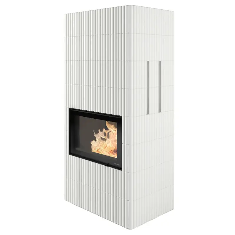 Nordpeis Wave F 2+4 mørk thermotte flisovn – moderne hvite ribbede fliser med panoramiske flammer og mørk innvendig hos Peisbutikken.no