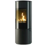 En moderne, sort peisovn med sylinderform, stor glassfront og levende flammer.