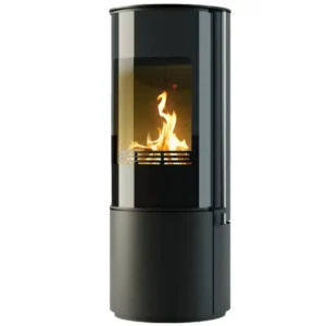 En moderne, sort peisovn med sylinderform, stor glassfront og levende flammer.