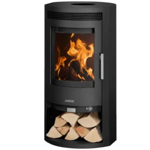 Moderne peisovn Justus Baltrum i sort stål med stort glassdør som viser brennende ved og innebygd vedrom.