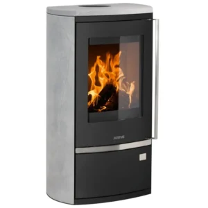 Moderne peisovn Justus Reno R Dauerbrand med klebersteinsbekledning, svart stålkropp og stort glassvindu som viser levende flammer.