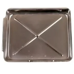 En metallisk askekasse (askeskuff) fra Jydepejsen, med en rektangulær skuff som har en X-formet metallforsterkning og solide håndtak på sidene, designet for enkel askeuttak i peisovner.