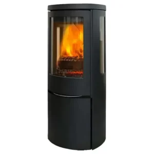 Jydepejsen Cozy Modern Sideglass er en svært moderne peisovn utviklet for å løfte stemningen i ethvert rom. Med sitt stilige sorte design og glasspaneler på sidene gir den et hypnotiserende blikk på flammene fra ulike vinkler. Fremstilt med førsteklasses materialer, leverer denne ovnen effektiv varme med en effekt på 3-8 kW, ideell for områder på 50-140 m². DuplicAir®-systemet gir enkel regulering av lufttilførsel, noe som sikrer perfekt forbrenning og en varm, hyggelig atmosfære, perfekt for høstkvelder.