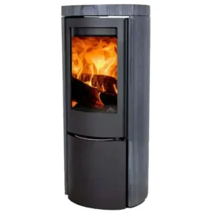 En Jydepejsen Cozy Modern Mørk Sandstein peisovn mot en hvit bakgrunn, med en glatt sort base og en teksturert mørk sandstein øvre del, med en stor glassfront som viser livlig vedfryt som brenner sterkt. Peisovnens sylindriske form og elegante kurver kompletteres av den varme gløden fra flammene, og fremhever dens solide konstruksjon og moderne peis design.