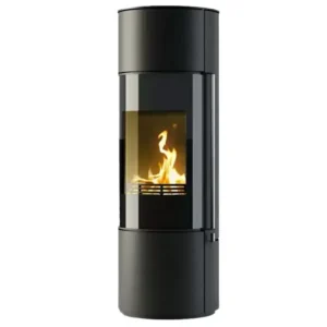 En moderne, sylindrisk peisovn med sort eksteriør og en glassdør, med et synlig brennende ild inne.
