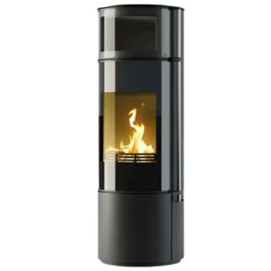 En moderne, sylindrisk peisovn med sort eksteriør, glassdør og en kokeplate, med et synlig brennende ild inne.