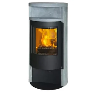 Bilde av Jydepejsen Orion kleberstein peisovn med synlig ild som brenner inni, med en sylindrisk design og grå kleberstein-eksteriør.