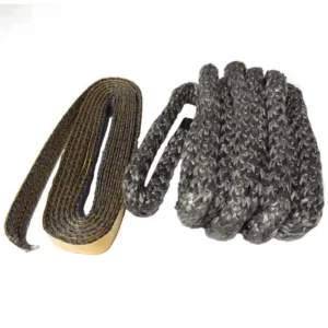 En oppspolt sort, flettet glassfiber-pakningssnor (Ø14 mm) med inkludert limbånd, vist i rull- og løkkeform, designet som et erstatningstettningssett for Jydepejsen peisovnsdører og glasspaneler.