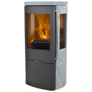 Moderne Jydepejsen Senza peisovn i elegant sort stål med naturlige klebersteinsider og sideglass, med varme flammer synlige inni.