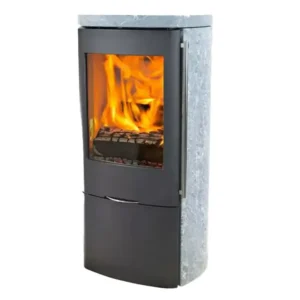 En moderne Jydepejsen Senza Kleberstein peisovn med synlig ild gjennom glassdøren, med en sort ramme og klebersteinbekledning.