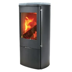 En elegant, moderne Jydepejsen Senza peisovn med klebertopp, med en buet glassdør og solid støpejernskonstruksjon, plassert i en koselig stue.