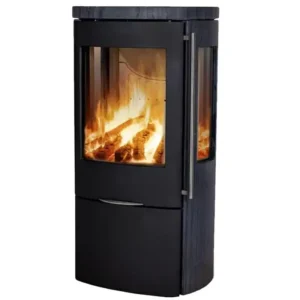 En elegant Jydepejsen Senza Mørk Sandstein m sideglass peisovn med et livlig ild som brenner inne, synlig gjennom de store glasspanelene på fronten og sidene, innkapslet i en stilig mørk sandsteinfinish.