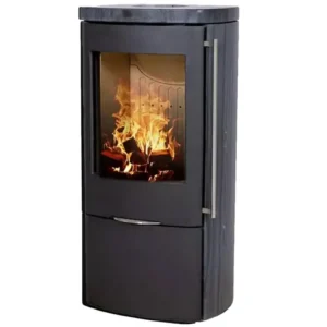 En stilig Jydepejsen Senza Mørk Sandstein peisovn med et livlig ild som brenner inne, synlig gjennom de store glasspanelene på fronten og sidene, innkapslet i en elegant mørk sandsteinfinish.