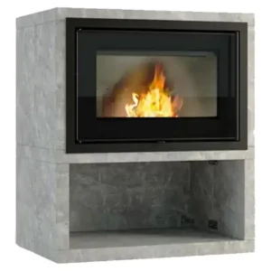 En moderne Jydepejsen Sigma Titan 1 peisovn med synlig ild gjennom en bredformat glassdør, omgitt av en grå Tulikivi såpe stein-struktur med et åpent oppbevaringsrom under.