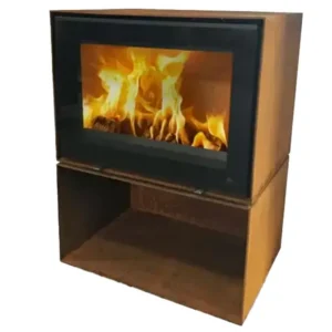 En frittstående Jydepejsen Zeta Frittstående corten peisovn med en robust corten-stålbody og sort glassdør som avslører lyse gule og oransje flammer som danser over brennende logger, med et åpent basekompartment og en solid rektangulær ramme, designet for effektiv vedfryt og peis-oppvarming med en stilig, værbestandig finish.