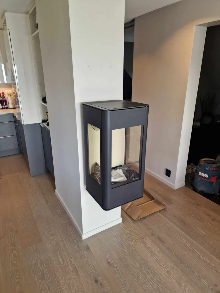 Nordpeis Me Wall veggmontert peis under installasjon i moderne kjøkken med energimerke og emballasje – profesjonell peismontering av sertifiserte montører fra Peisbutikken.no