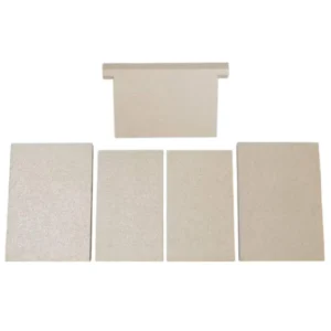 Vermikulittsett (inkl. røykfordelerplate) med fem beige vermikulittplater arrangert på en hvit bakgrunn, inkludert én toppplate med hakkede kanter og fire rektangulære bunnplater.