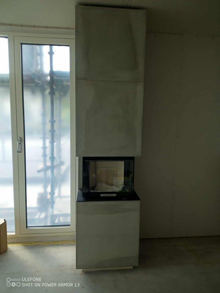 Nordpeis panoramapeis montert av Peisbutikken – moderne innbygd innsats med betongomramming i Enebakk hjem hos Peisbutikken.no