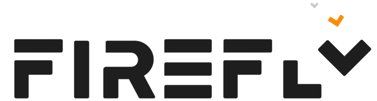 FIREFLY logo – offisiell sort og oransje FIREFLY røykfri bålpanne merkevare-logo i ren moderne typografi med signatur oransje hake-detaljer, høyoppløselig versjon med transparent bakgrunn, premium branding-grafikk fra peisbutikken.no