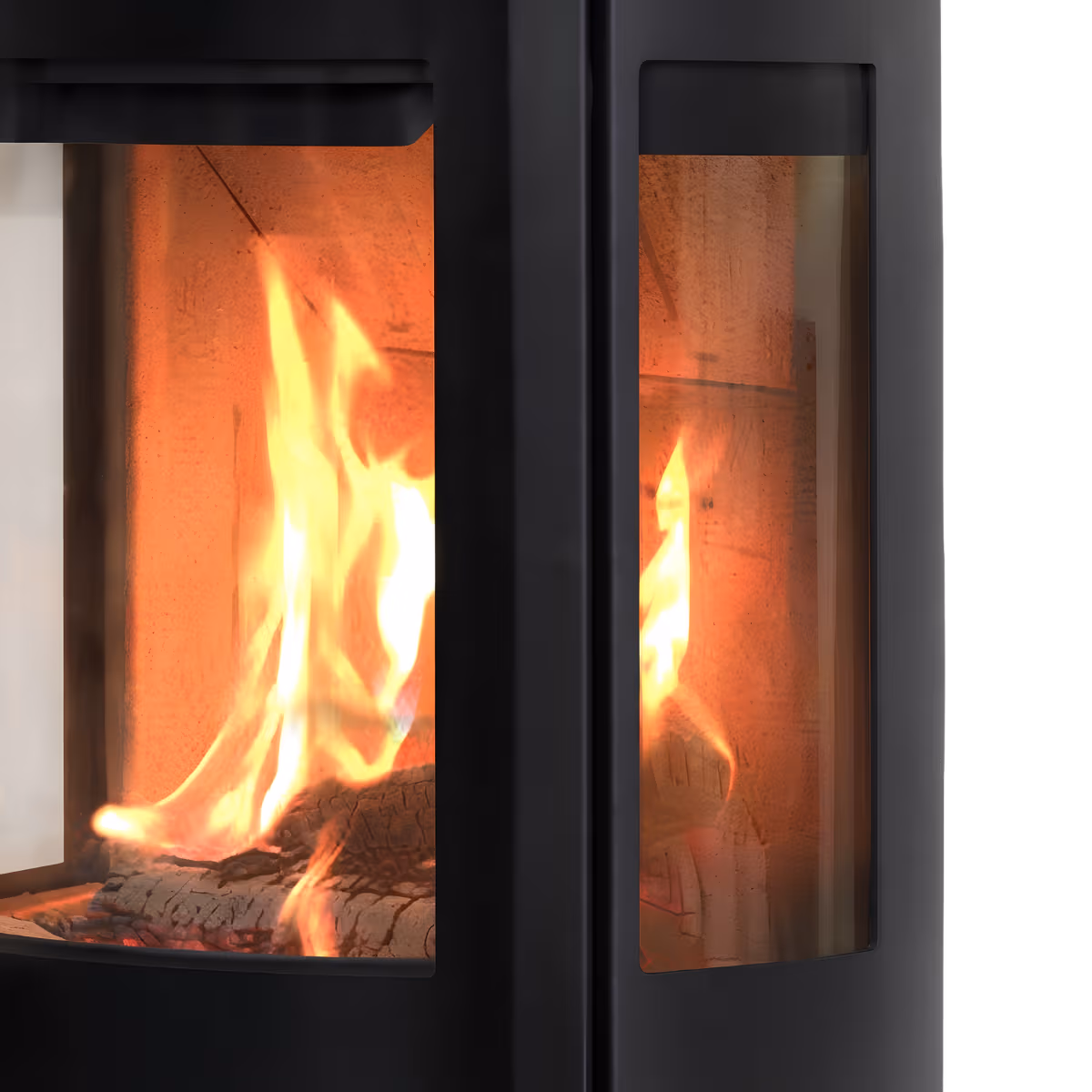 Et nærbilde av sideglasset og den brennende ilden inne i den sorte Aduro 9.3 Lux peisovnen.