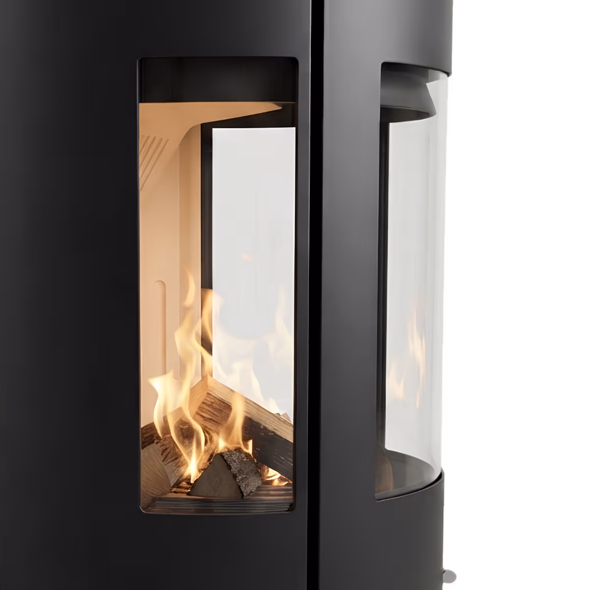 Et nærbilde i studio av en sort Aduro 9.4 Wall peisovn som viser sideglass og en brennende ild.