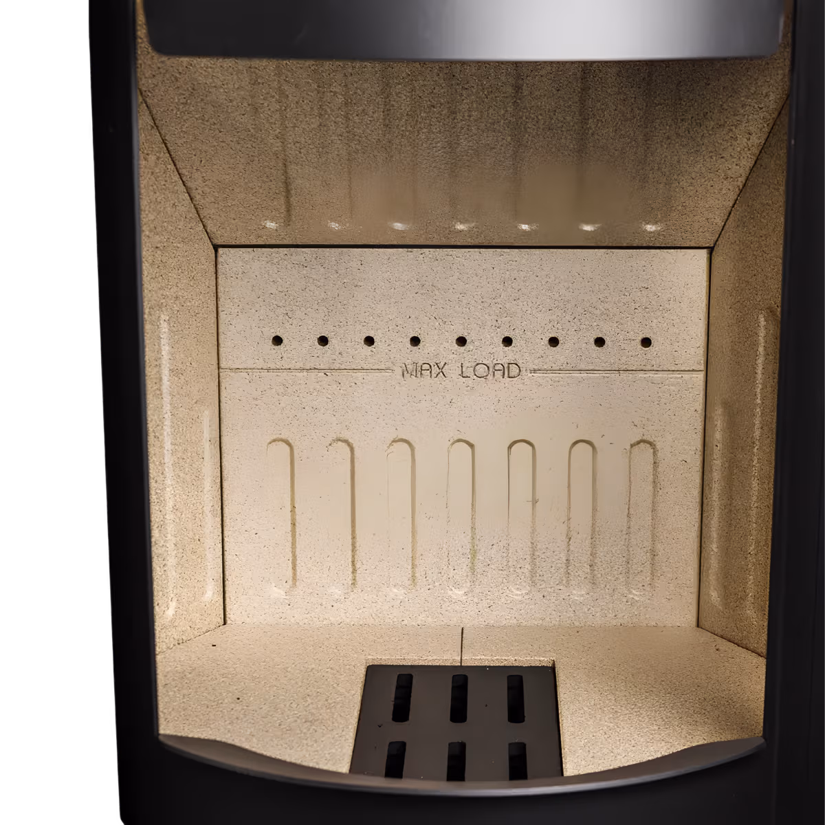 Et studiobilde i nærbilde av en sort Aduro 9.7 peisovn som viser det tomme brennkammeret og lyse innvendige plater.
