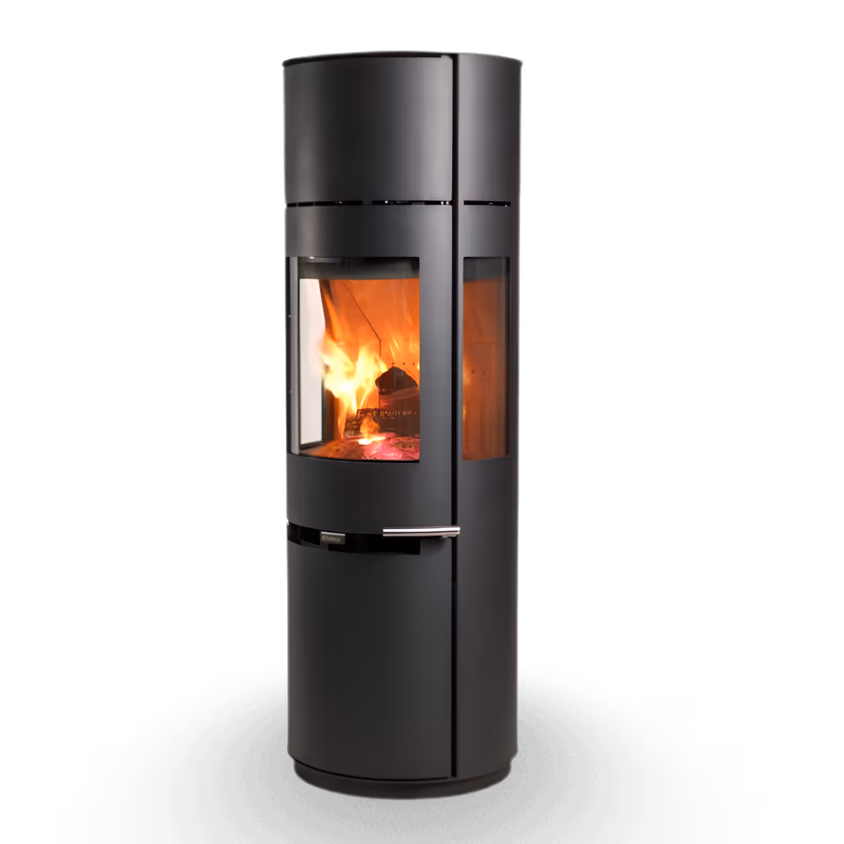 Et produktbilde som viser en sort Aduro 9.7 peisovn med brennende ild, glassdør og sideglass.